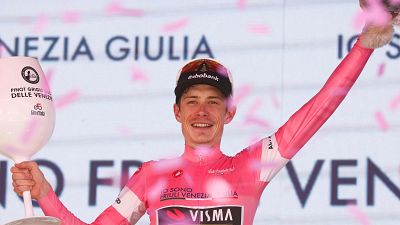 Jonas Vingegaard se hace al fin con la maglia rosa del Giro de Italia tras ganar en Pila su tercera etapa