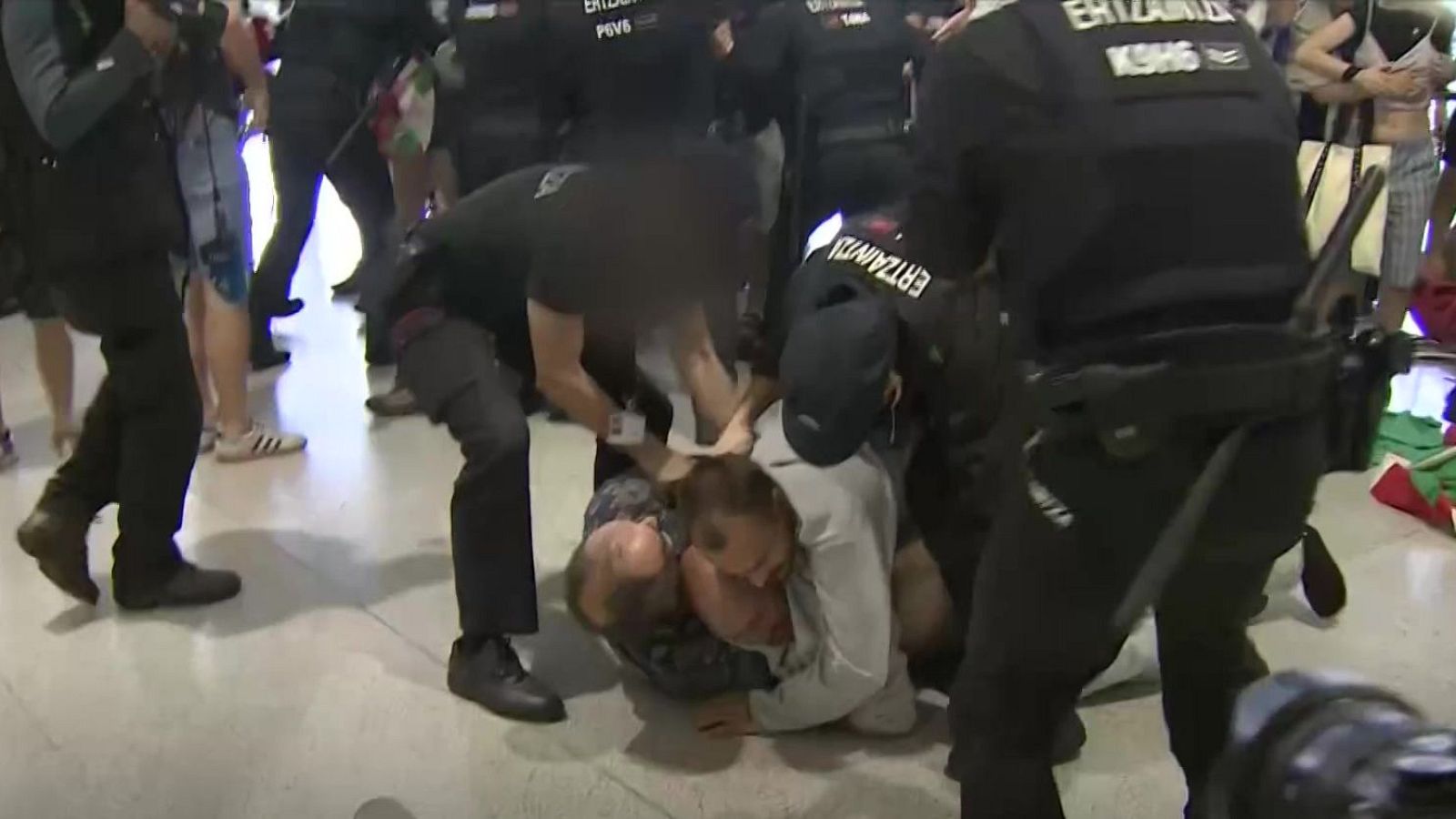 Ertzaintza carga contra activistas de la flotilla en el aeropuerto de Bilbao - Fin de semana 24h | Ver