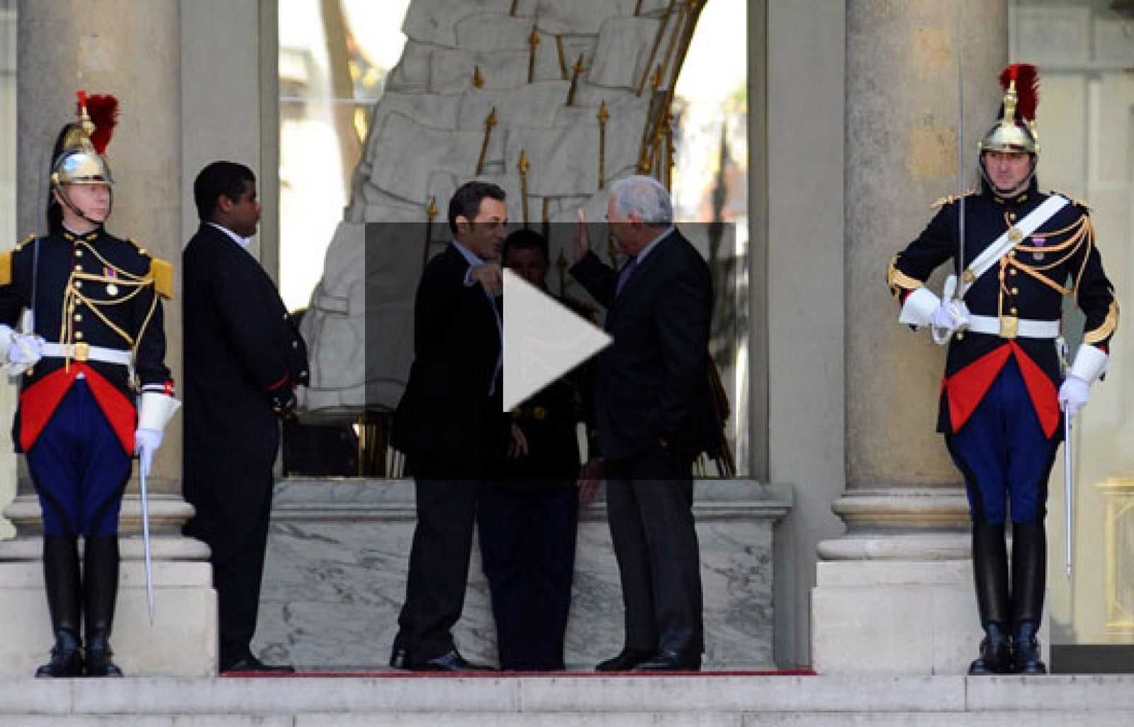 Sarkozy pide una respuesta mundial para la crisis