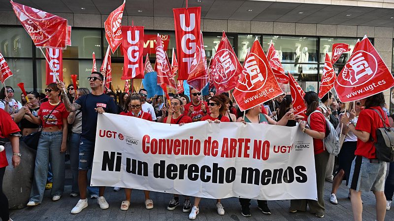 Miles de trabajadores del sector textil y del calzado protestan contra el recorte de derechos del nuevo convenio nacional