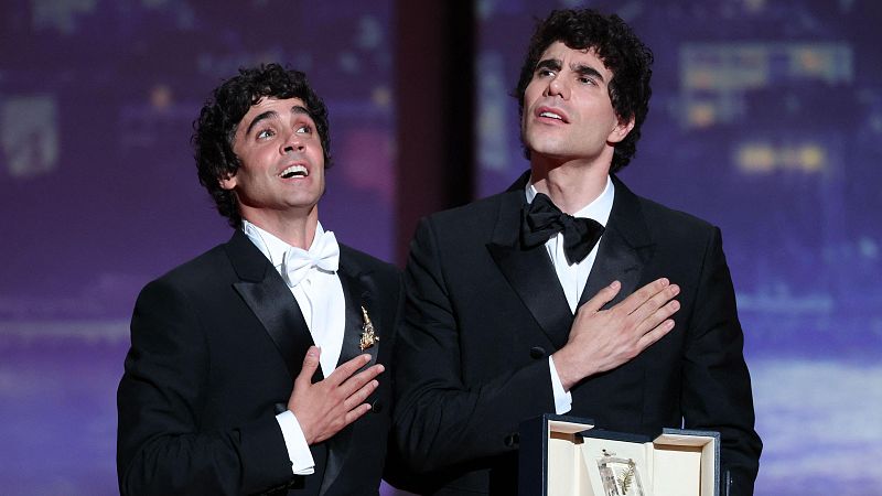 Los Javis, mejor direcci�n en el Festival de Cannes por 'La bola negra'.