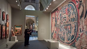 Dos asistentes a la exposici�n Primada en la catedral de Toledo