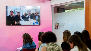 Periodistas en la Conferencia Episcopal siguen la rueda de prensa sobre la visita del papa