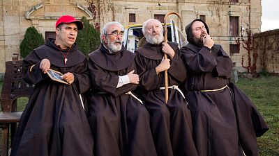 De las sotanas a las botas de f�tbol, el rocambolesco Mundial de f�tbol de la pel�cula 'Que baje Dios y lo vea'