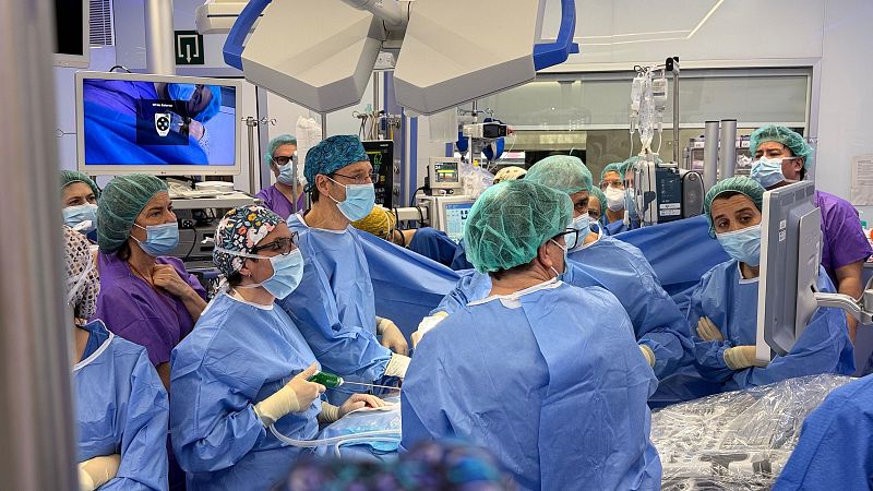 Operen dins l'úter un fetus amb els budells fora del cos en una cirurgia pionera a Europa