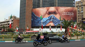 El presidente estadounidense, Donald Trump, y el estrecho de Ormuz, erigido en la plaza Valiasr de Teher�n el 28 de mayo de 2026