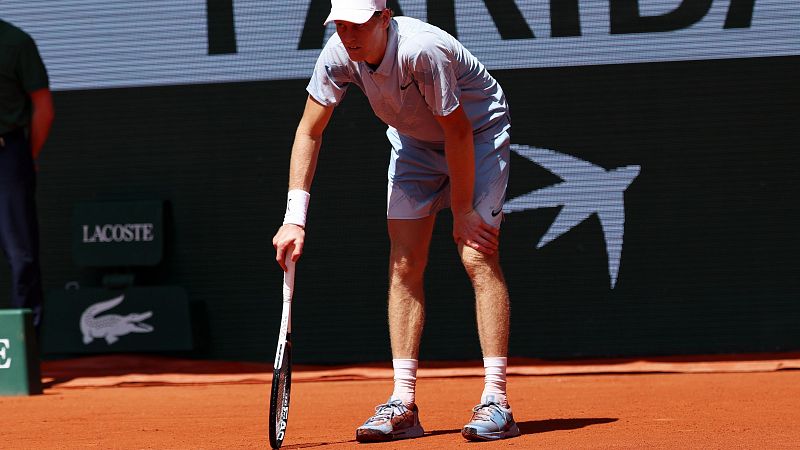 Jannik Sinner se lesiona en su partido contra Juan Manuel Cerundolo y queda eliminado de Roland Garros