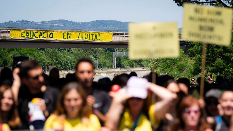 Sindicatos catalanes de docentes en huelga se encierran en el Departamento de Educación para desatascar la negociación