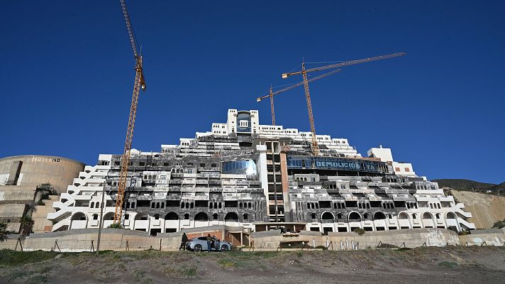 El hotel de El Algarrobico,a la espera de la demolici�n 20 a�os despu�s de parar las obras.