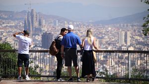 Turistes que contemplen Barcelona des de Montju�c