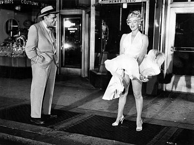 Marilyn Monroe y Tom Ewell en 'La tentaci�n vive arriba'