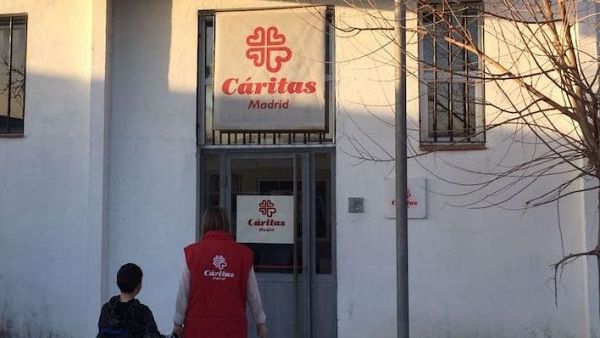 C�ritas Diocesana de Madrid realiza en Ca�ada Real un proyecto de trabajo comunitario para mejorar la calidad de vida de los residentes.