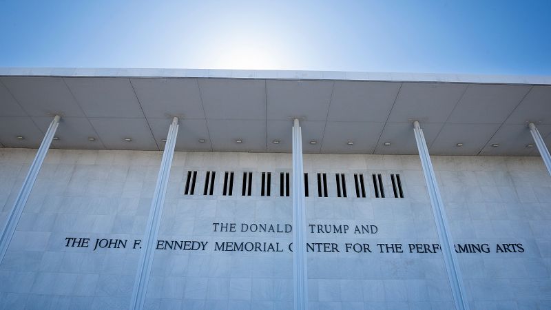 Un juez federal ordena que se elimine el nombre de Trump del Centro Kennedy de Artes Escénicas de Washington