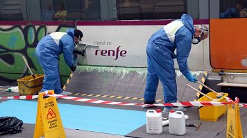 Dos operaris eliminen una pintada feta en un tren de Rodalies a l'Estaci� de Fran�a