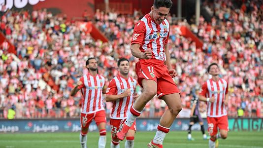 El jugador de la U.D. Almer�a Sergio Arribas celebra su gol ante el Real Valladolid.