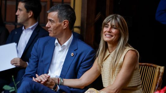 Bego�a G�mez, junto a su marido, el presidente del Gobierno, Pedro S�nchez, en una imagen de archivo en Sevilla.