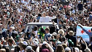 El papa Lle� XIV saluda els seus fidels.