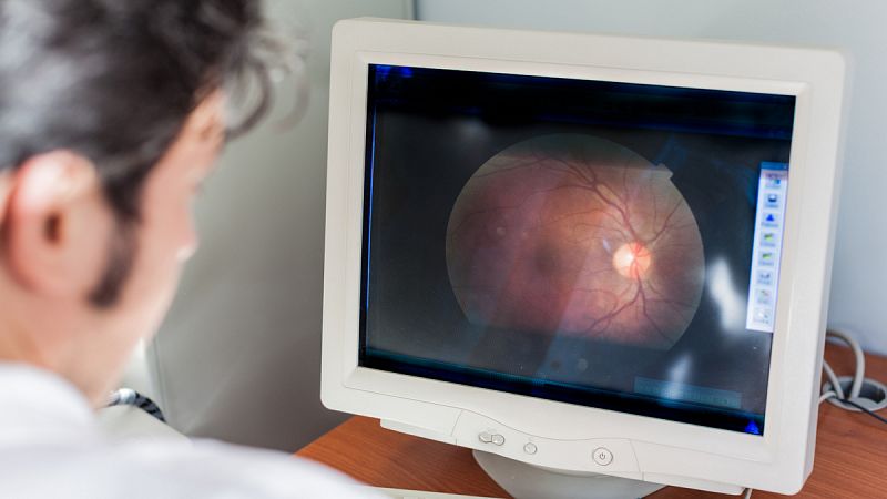 Implantes de retina para frenar la ceguera asociada a la edad