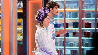 Javier y Carlota dan una lecci�n de profesionalidad y aparcan sus diferencias en MasterChef 14: "Ha sido divertido cocinar juntos"