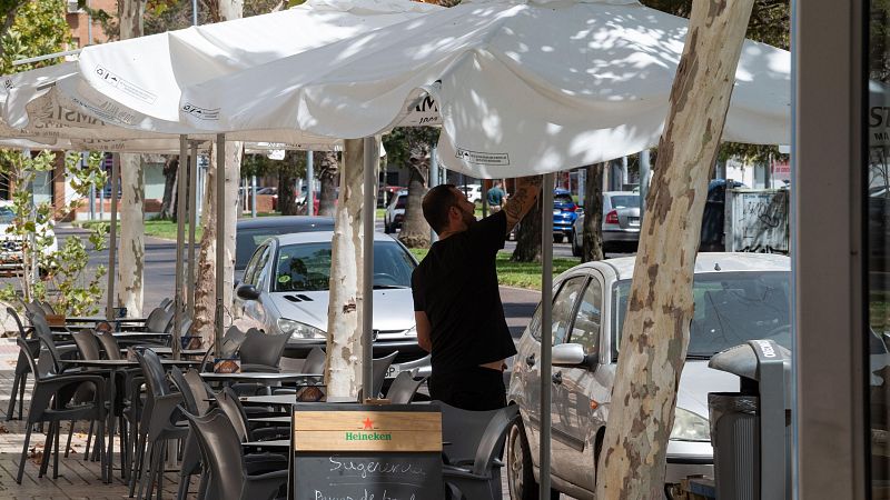 España prevé crear 800.000 contratos temporales en un verano que se espera de récord en empleo y turismo