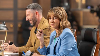 Ana Pardo de Vera junto a su ayudante, �lex Cubero, en 'El juicio' de La 2