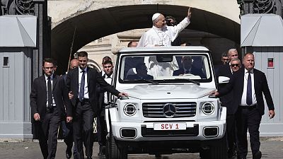 El papa Le�n XIV saluda desde su papam�vil al llegar a la plaza de San Pedro, en el Vaticano.
