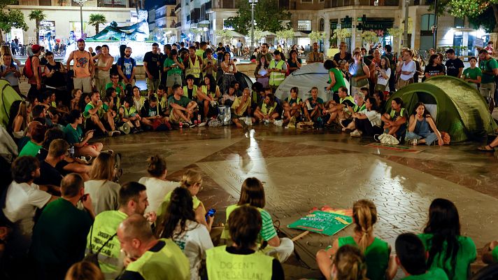 Acampada de profesores en la plaza de la Virgen de Val�ncia