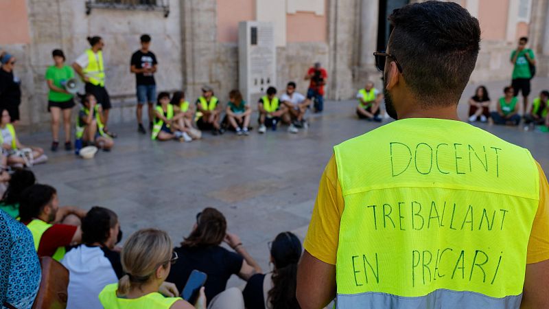 Los profesores en huelga se manifiestan en Valencia mientras sigue la negociación con Educación