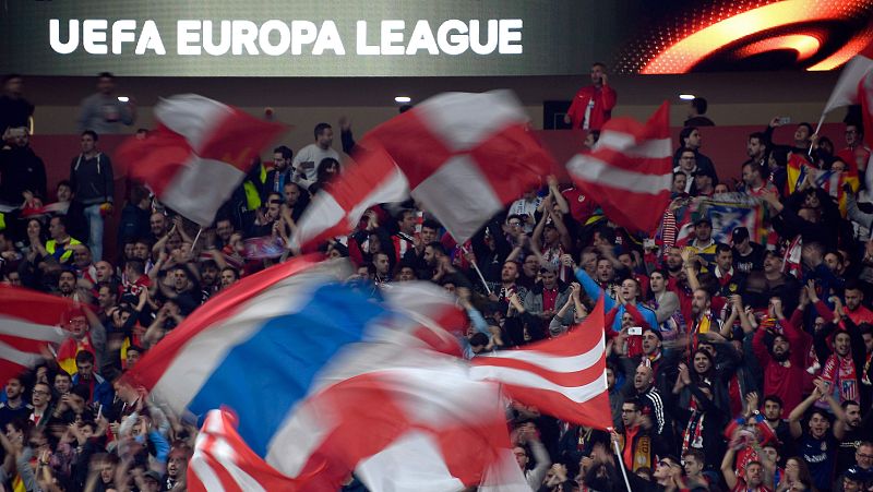 La grada del Atlético homenajea a Futre y clama contra el nuevo escudo