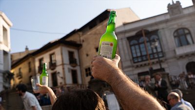 Oviedo conmemora el D�a Mundial de la Sidra con 400 escanciados simult�neos