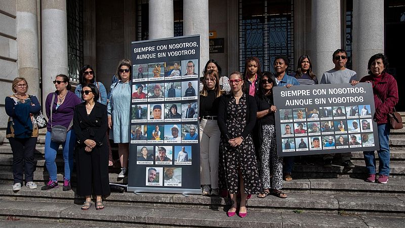 Familiares de los fallecidos en el naufragio del Villa de Pitanxo se manifiestan ante la subdelegaci�n del Gobierno, en Pontevedra.