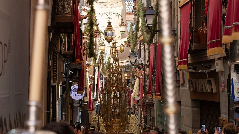 Corpus Christi: el aroma a tomillo y la devoción inunda el Casco Histórico de Toledo en su día grande