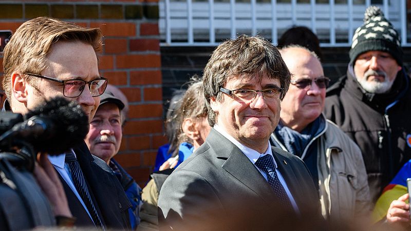 Puigdemont sale de la cárcel: "Es una vergüenza para Europa tener presos políticos"
