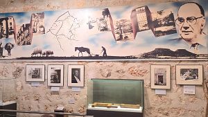 Vista de las fotos de Cela y los objetos que forman parte del Museo Viaje a la Alcarria,