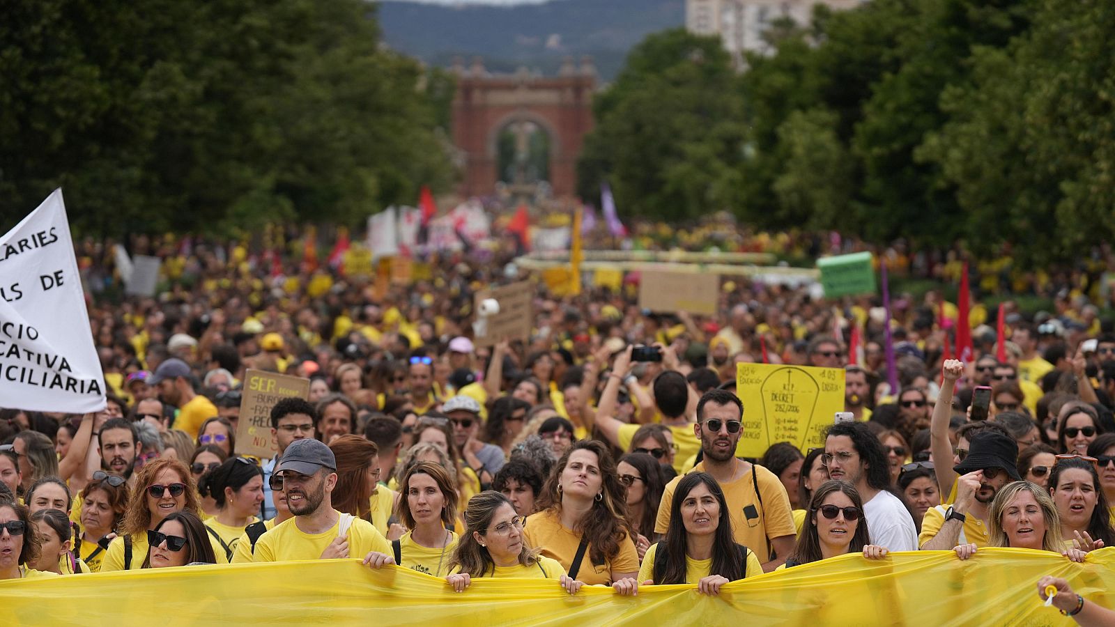 Miles de docentes vuelven a manifestarse en Barcelona - La tarde en 24h | Ver