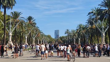 Peatones, corredores y ciclistas en Barcelona en una imagen de archivo.