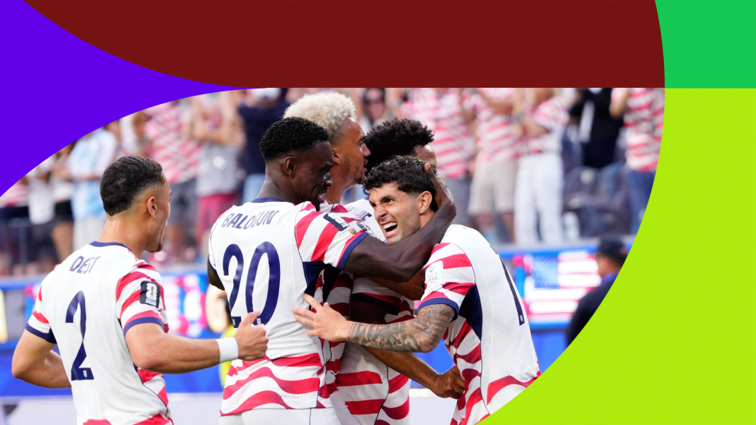 Cinco jugadores de Estados Unidos, entre ellos Pusilic, de frente, celebran un gol ante Paraguay.
