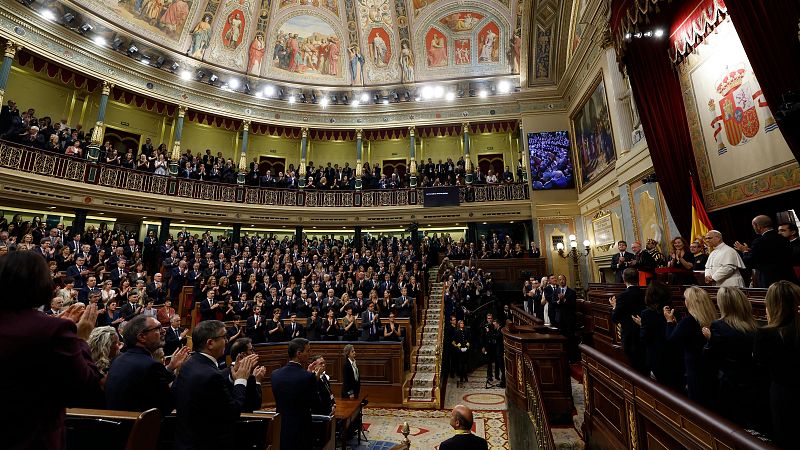 Tercer día de la visita de León XIV a Madrid, en imágenes: del regalo de Sánchez a la larga ovación en el Congreso