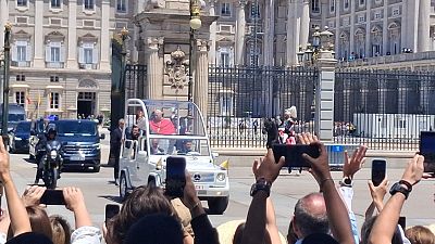 Le�n XIV abandona en papam�vil el Palacio Real de Madrid