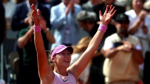 Mirra Andreeva celebra su victoria tras ganar la final femenina de Roland Garros frente a Maja Chwalinska.