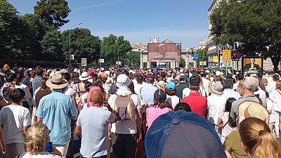 La ilusi�n de ver al papa dando misa