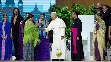El papa saluda a la bailaora Sara Baras y su elenco de artistas