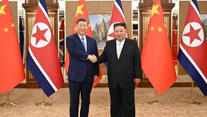 El presidente chino Xi Jinping, a la izquierda, y el l�der norcoreano Kim Jong Un se dan la mano para una foto en la Casa de Hu�spedes Estatal de Kumsusan en Pyongyang