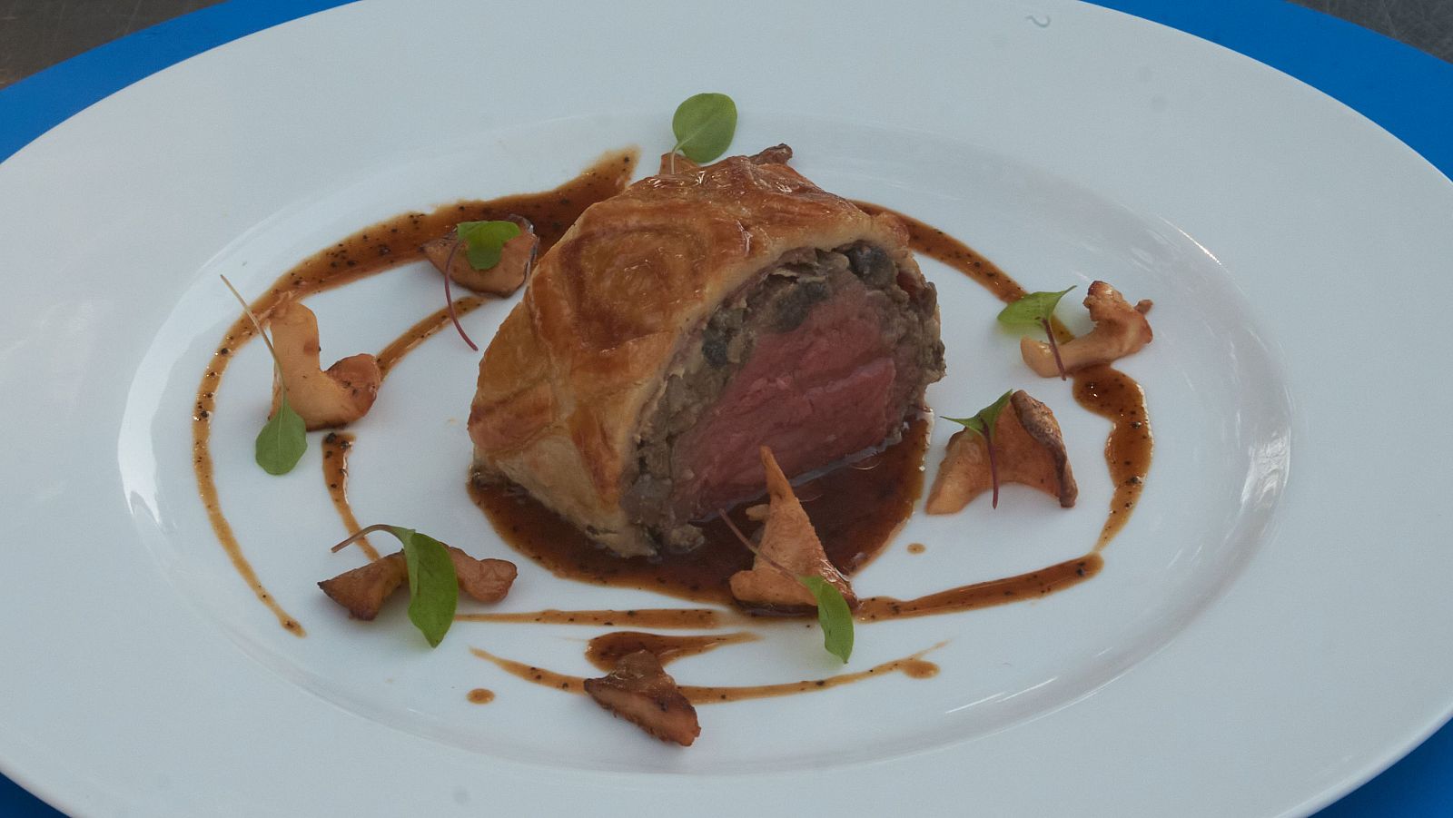 Receta de solomillo Wellington con salsa de trufa y setas salteadas de MasterChef 14