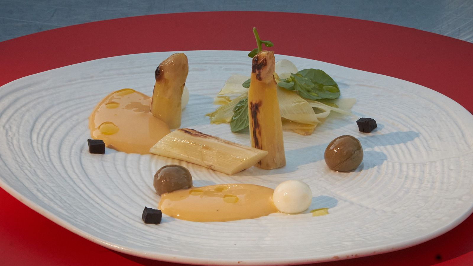 Receta de esp�rragos blancos a baja temperatura con esf�ricos de ajo negro de MasterChef 14