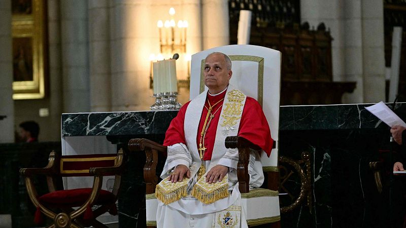 León XIV insta a derribar las murallas "que dividen" en su oración de la Almudena