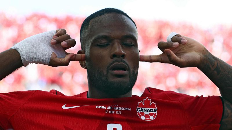 Larin, ex de Mallorca y Valladolid, rescata a Canadá para empatar ante Bosnia en Toronto