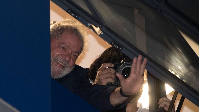 Lula desafía a la justicia al no entregarse para ir a prisión