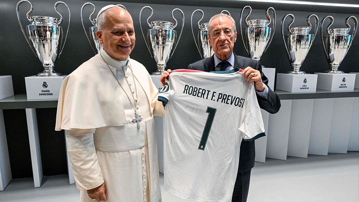Florentino P�rez entrega una camiseta del Real Madrid al papa Le�n XIV con su nombre