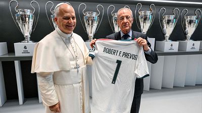 Florentino P�rez entrega al papa Le�n XIV una camiseta del Real Madrid con su nombre y el dorsal n�mero 1